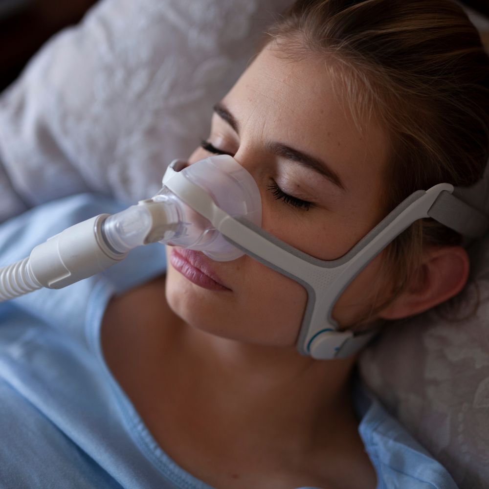 CPAP Masken: Betroffene klagen über Nebenwirkungen wie trockene Lippen und einen ausgetrockneten Mund. 