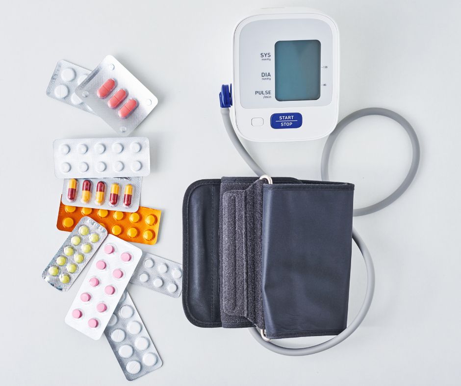 Bluthochdruckmedikamente sind wichtig für die Gesundheit, können aber Nebenwirkungen im Mund verursachen. Besonders Mundtrockenheit tritt bei verschiedenen Wirkstoffgruppen relativ häufig auf.