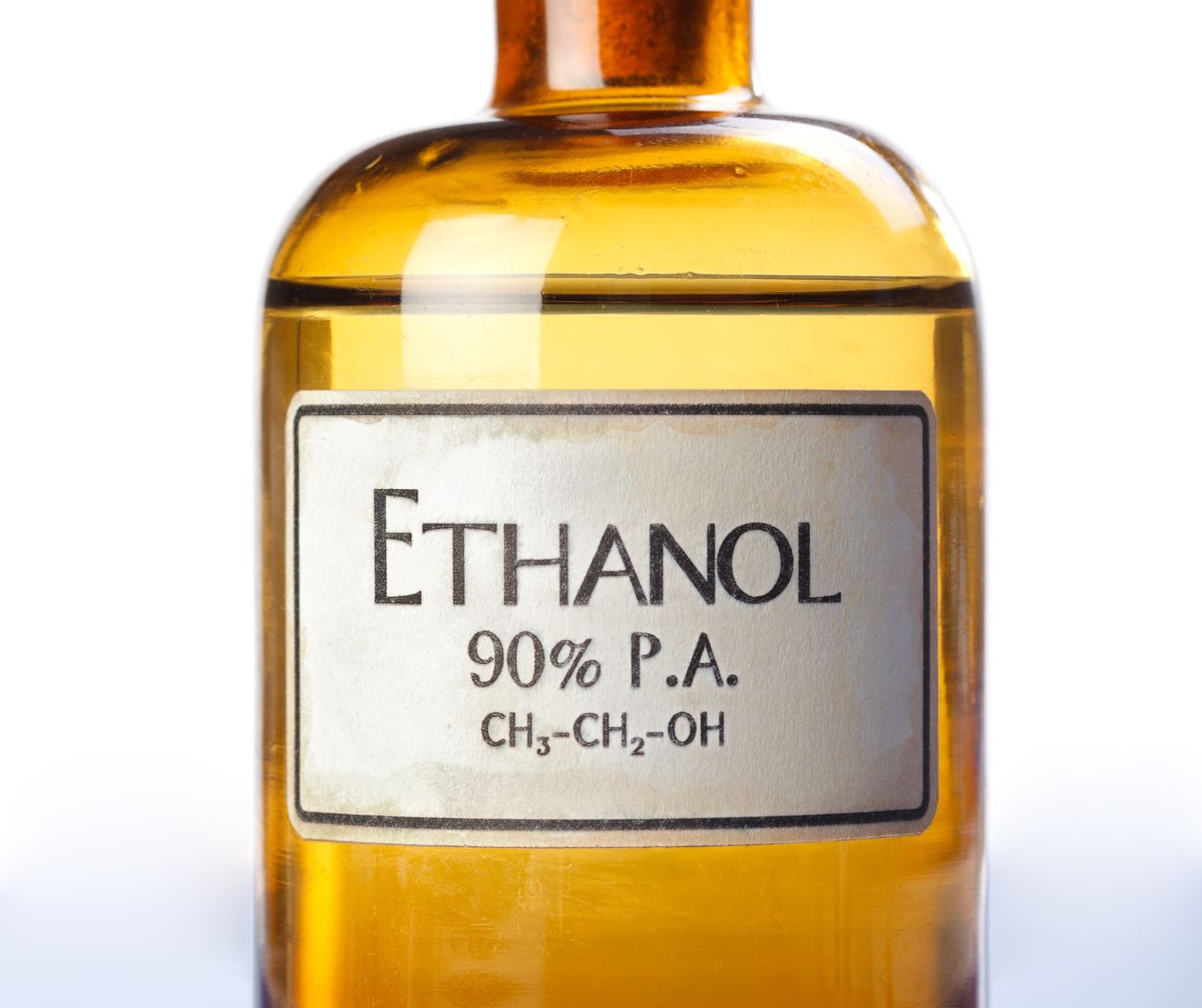 Alkohol sorgt zwar häufig für ein intensives Frischegefühl, ist für empfindliche oder trockene Mundschleimhäute jedoch meist keine gute Wahl.