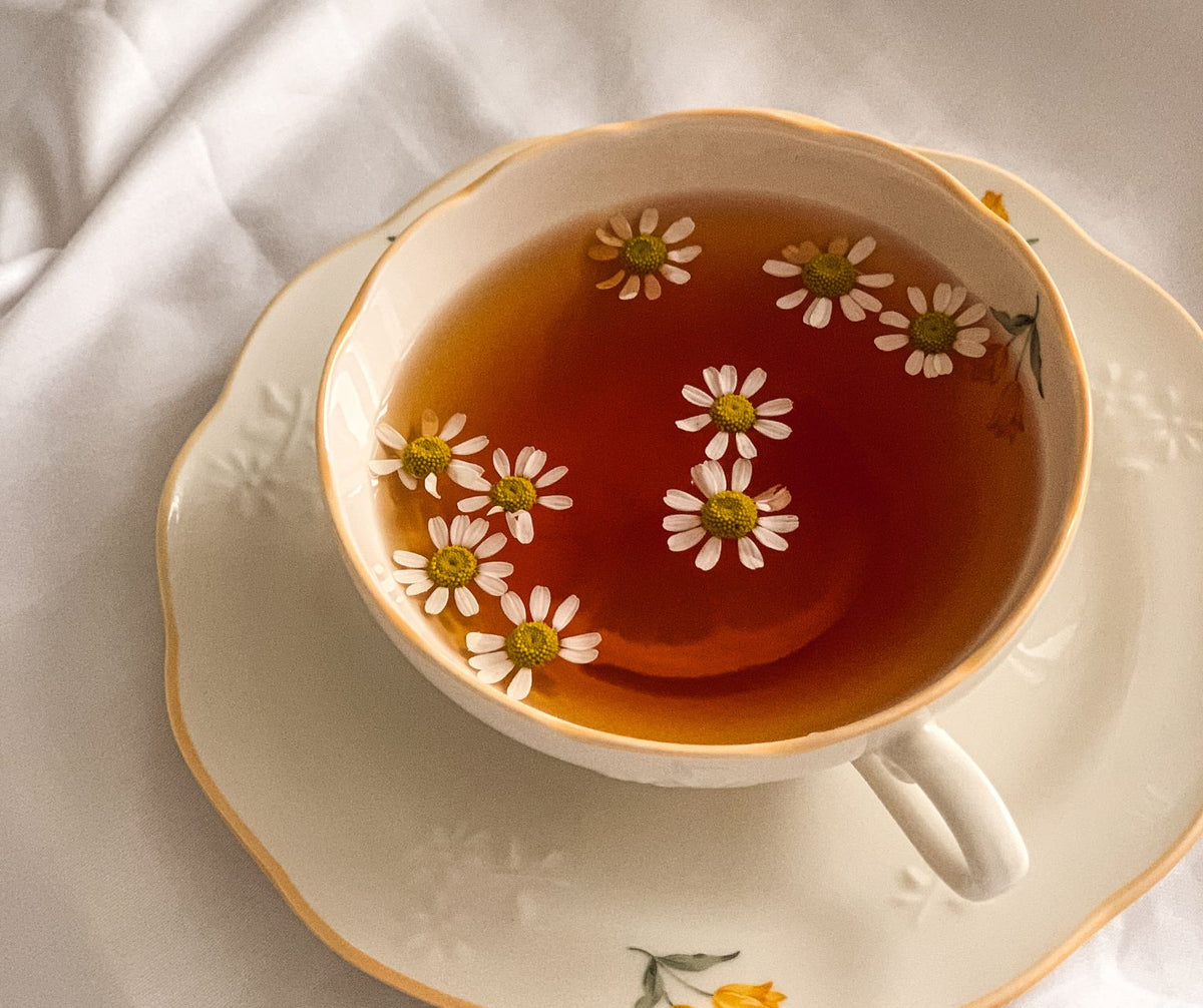 Kamillentee, warmer Haferdrink und milde Gemüsebrühe sind drei einfache Hausmittel, die besonders in der kalten Jahreszeit angenehm sein können.